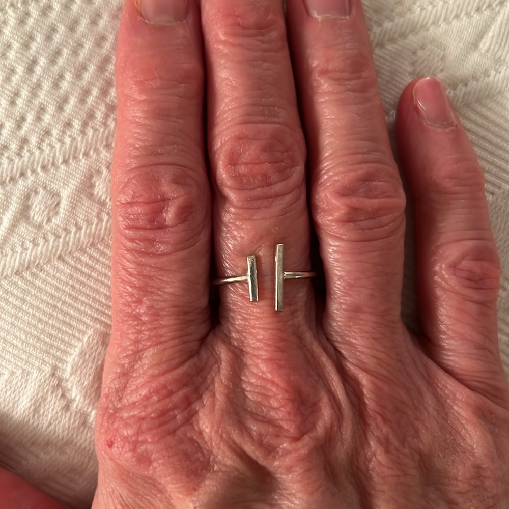 “MINIMALIST” STERLING SILVER RING - Picture 3 of 3